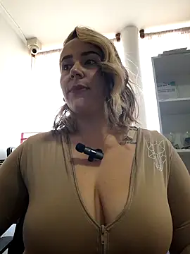 Snapshot of CurvyLust_x chatting on September 2025 03:23:02 PM CurvyLust x online show from September 2025 03:23:02 PM