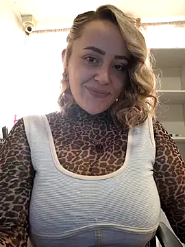 Snapshot of CurvyLust_x chatting on September 2025 02:44:01 PM CurvyLust x online show from September 2025 02:44:01 PM