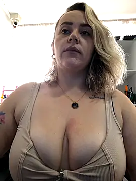 Snapshot of CurvyLust_x chatting on October 2025 04:20:02 PM CurvyLust x online show from October 2025 04:20:02 PM