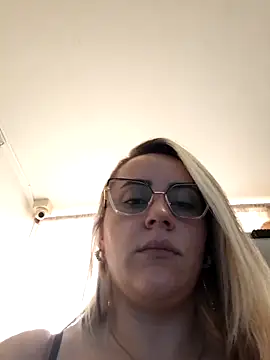 Snapshot of CurvyLust_x chatting on October 2025 03:05:02 PM CurvyLust x online show from October 2025 03:05:02 PM