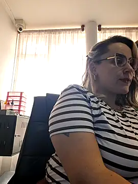 Snapshot of CurvyLust_x chatting on November 2025 05:01:02 PM CurvyLust x online show from November 2025 05:01:02 PM