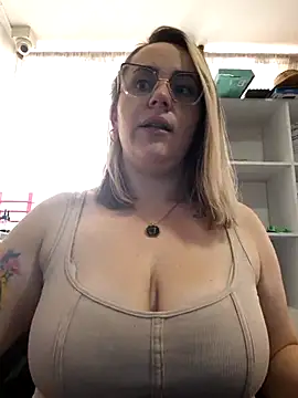 Snapshot of CurvyLust_x chatting on November 2025 03:36:02 PM CurvyLust x online show from November 2025 03:36:02 PM