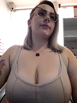 Snapshot of CurvyLust_x chatting on December 2025 01:42:01 PM CurvyLust x online show from December 2025 01:42:01 PM
