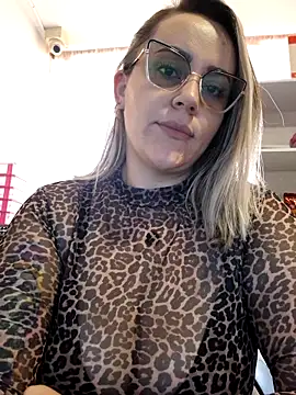 Snapshot of CurvyLust_x chatting on December 2025 01:31:01 PM CurvyLust x online show from December 2025 01:31:01 PM