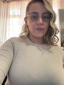 Snapshot of CurvyLust_x chatting on December 2025 01:38:01 PM CurvyLust x online show from December 2025 01:38:01 PM