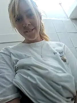 Snapshot of ayebran chatting on October 2025 08:50:02 PM ayebran online show from October 2025 08:50:02 PM