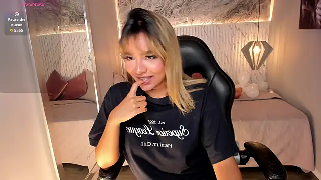 Emilly mell online show from October 2025 11:57:02 AM