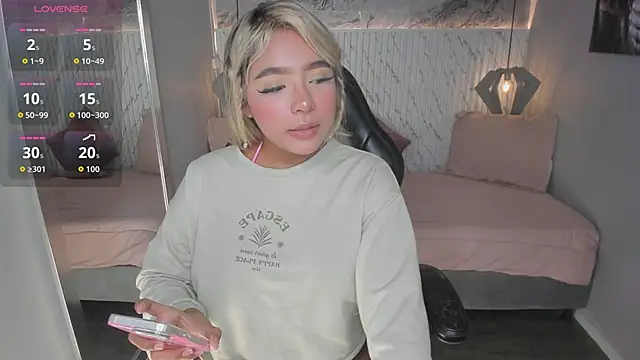 Snapshot of Emilly_mell chatting on December 2025 12:09:01 PM Emilly mell online show from December 2025 12:09:01 PM