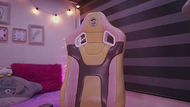 Snapshot of Lana_Dreams_ chatting on November 2025 10:19:02 PM Lana Dreams online show from November 2025 10:19:02 PM