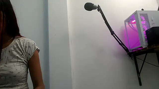 skinnyverus18 online show from May 2026 07:41:02 PM