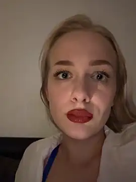 Snapshot of DaryaDoll chatting on November 2025 11:03:01 PM DaryaDoll online show from November 2025 11:03:01 PM