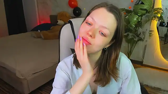 Lunar Lily online show from November 2025 05:31:02 AM