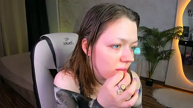 Lunar Lily online show from November 2025 05:40:01 AM