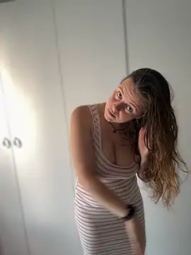 TenderLaGlamor online show from October 2025 11:55:01 AM