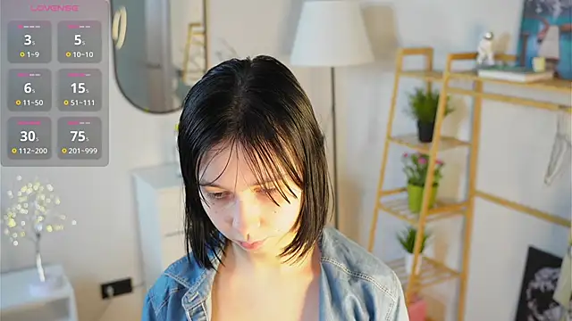 Snapshot of SuzanneHowse chatting on November 2025 06:38:02 AM SuzanneHowse online show from November 2025 06:38:02 AM