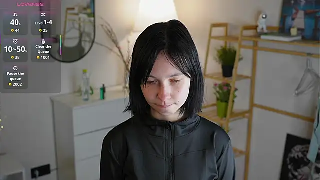 Snapshot of SuzanneHowse chatting on November 2025 04:33:02 AM SuzanneHowse online show from November 2025 04:33:02 AM