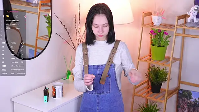 Snapshot of SuzanneHowse chatting on February 2026 03:12:02 AM SuzanneHowse online show from February 2026 03:12:02 AM