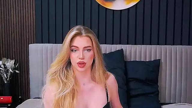 Snapshot of MilanaCeleste chatting on November 2025 03:54:01 AM MilanaCeleste online show from November 2025 03:54:01 AM