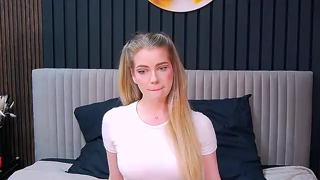 Snapshot of MilanaCeleste chatting on December 2025 05:21:02 PM MilanaCeleste online show from December 2025 05:21:02 PM