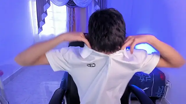 Snapshot of Aron_Boyy chatting on November 2025 08:41:01 PM Aron Boyy online show from November 2025 08:41:01 PM