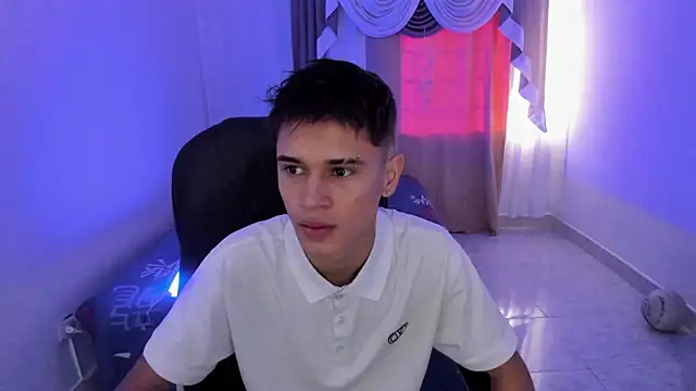 Snapshot of Aron_Boyy chatting on November 2025 07:43:01 PM Aron Boyy online show from November 2025 07:43:01 PM