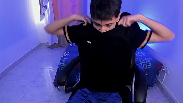 Snapshot of Aron_Boyy chatting on November 2025 08:19:02 PM Aron Boyy online show from November 2025 08:19:02 PM