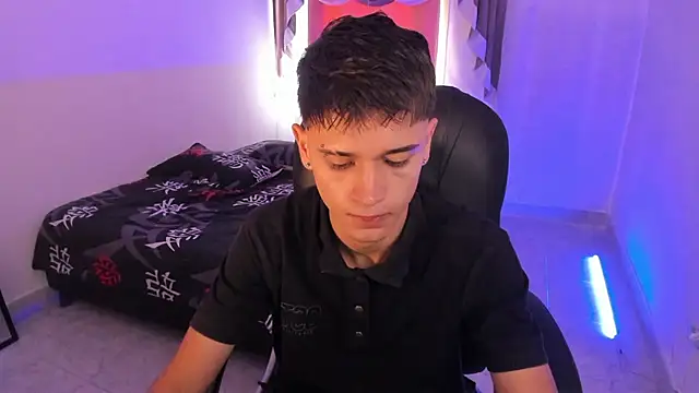 Snapshot of Aron_Boyy chatting on December 2025 07:31:01 PM Aron Boyy online show from December 2025 07:31:01 PM