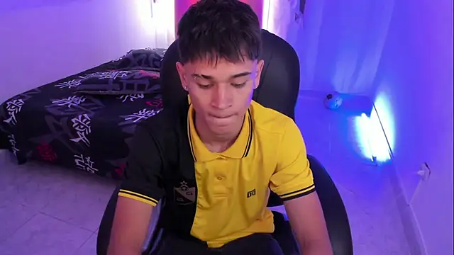 Snapshot of Aron_Boyy chatting on December 2025 07:33:02 PM Aron Boyy online show from December 2025 07:33:02 PM