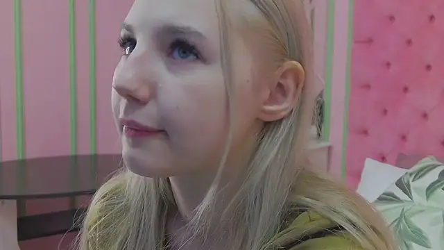 Snapshot of Sky_Cutie chatting on June 2026 04:15:02 AM Sky Cutie online show from June 2026 04:15:02 AM