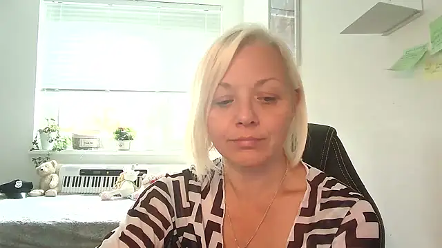 Snapshot of Linsy_Kim chatting on October 2025 08:45:02 AM Linsy Kim online show from October 2025 08:45:02 AM