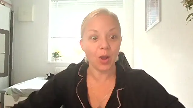 Snapshot of Linsy_Kim chatting on October 2025 07:31:02 AM Linsy Kim online show from October 2025 07:31:02 AM