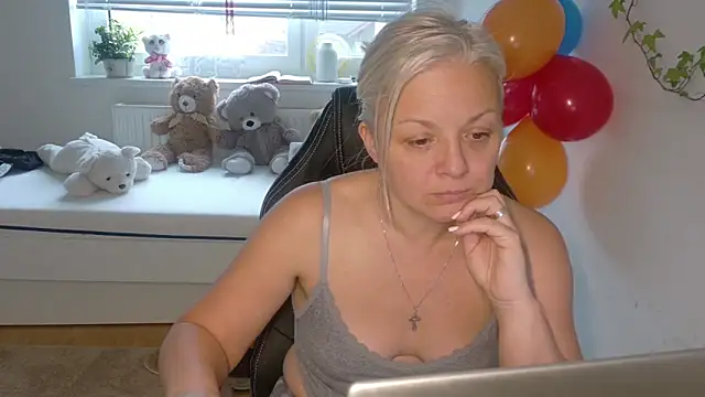 Snapshot of Linsy_Kim chatting on December 2025 09:03:01 AM Linsy Kim online show from December 2025 09:03:01 AM