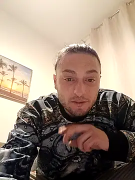 Snapshot of Woodern chatting on December 2025 09:02:01 PM Woodern online show from December 2025 09:02:01 PM