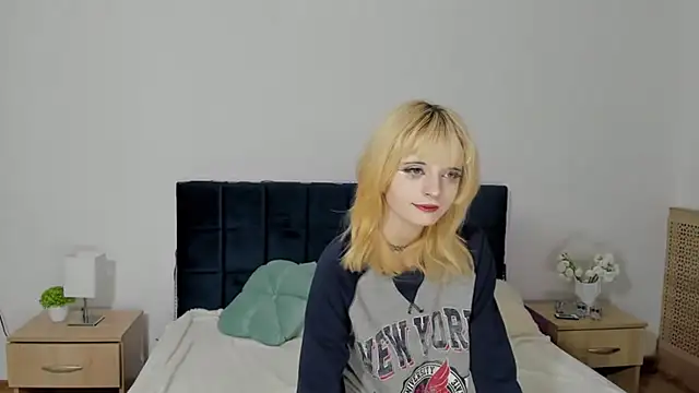 Snapshot of AmandaCutse chatting on September 2025 05:34:01 AM AmandaCutse online show from September 2025 05:34:01 AM