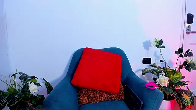 Snapshot of MilenaCrown chatting on November 2025 08:32:01 PM MilenaCrown online show from November 2025 08:32:01 PM