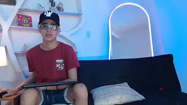 Snapshot of PRETTY_FEM chatting on September 2025 01:22:01 PM PRETTY FEM online show from September 2025 01:22:01 PM