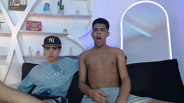 Snapshot of PRETTY_FEM chatting on September 2025 01:45:01 PM PRETTY FEM online show from September 2025 01:45:01 PM