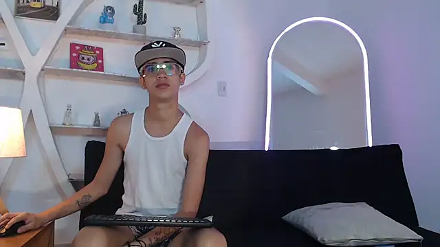 Snapshot of PRETTY_FEM chatting on September 2025 01:35:02 PM PRETTY FEM online show from September 2025 01:35:02 PM