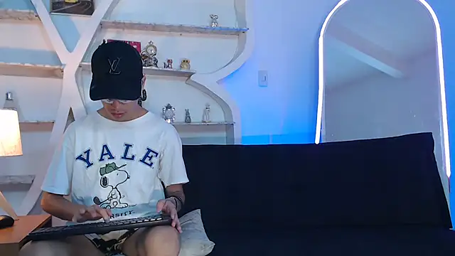 Snapshot of PRETTY_FEM chatting on September 2025 01:27:02 PM PRETTY FEM online show from September 2025 01:27:02 PM