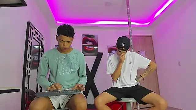 Snapshot of PRETTY_FEM chatting on October 2025 01:21:01 PM PRETTY FEM online show from October 2025 01:21:01 PM