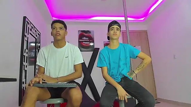 Snapshot of PRETTY_FEM chatting on October 2025 01:22:01 PM PRETTY FEM online show from October 2025 01:22:01 PM