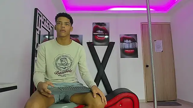 Snapshot of PRETTY_FEM chatting on October 2025 03:24:01 PM PRETTY FEM online show from October 2025 03:24:01 PM