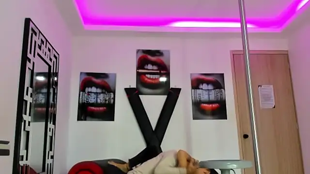 Snapshot of PRETTY_FEM chatting on October 2025 01:34:02 PM PRETTY FEM online show from October 2025 01:34:02 PM