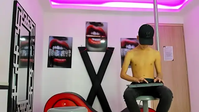 Snapshot of PRETTY_FEM chatting on October 2025 01:33:02 PM PRETTY FEM online show from October 2025 01:33:02 PM