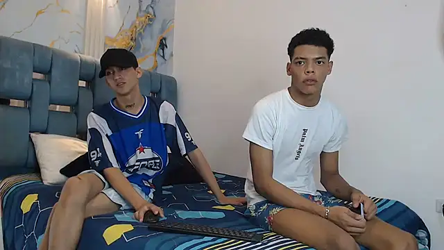 Snapshot of PRETTY_FEM chatting on December 2025 01:44:01 AM PRETTY FEM online show from December 2025 01:44:01 AM