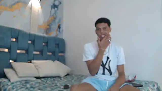 Snapshot of PRETTY_FEM chatting on January 2026 01:19:01 AM PRETTY FEM online show from January 2026 01:19:01 AM