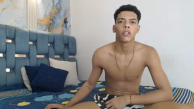 Snapshot of PRETTY_FEM chatting on February 2026 01:45:01 AM PRETTY FEM online show from February 2026 01:45:01 AM