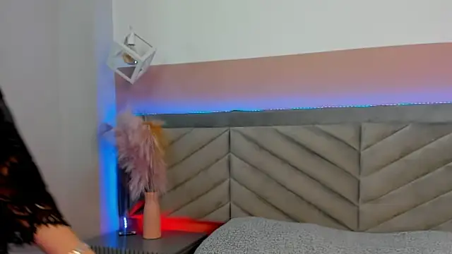 molly zanderbond  online show from October 2025 03:09:02 AM