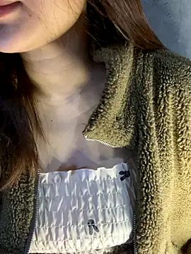 Hinne07 online show from December 2025 02:43:02 PM