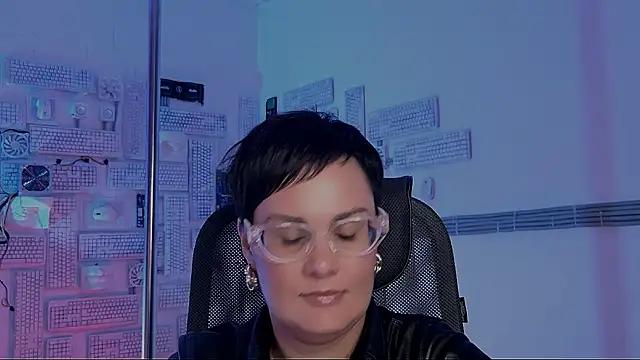 Snapshot of LauraDavidsons chatting on November 2025 04:28:01 PM LauraDavidsons online show from November 2025 04:28:01 PM